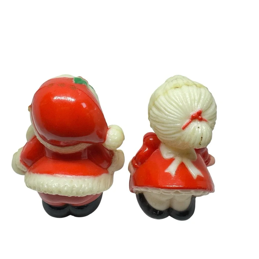 Vintage Santa & Mrs Claus Kissing Salt‎ & Pepper Shakers Christmas Hard Plastic